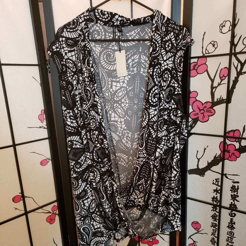 After 5 PLUS SIZE Capsule Wrap Top Size 24/3X